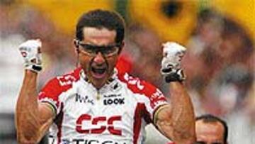 <b>GLORIA Y PENA.</b> Jalabert grita su triunfo y Astarloa se lamenta.