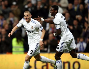 Corría la temporada 2010-11, la primera de Mourinho como entrenador madridista. El técnico portugués, viendo que la temporada no marchaba como pretendía, solicitó un delantero. Fue en Almería, Mourinho dejó a Karim en el banquillo, el Madrid empató, dejándose gran parte de sus opciones al título liguero y el técnico portugués soltó una perla histórica: "Si no tengo sabuesos, tendré que cazar con gatos. No es lo mismo, pero tendré que hacerlo". Una hernia discal, que apartó a Higuaín durante cuatro meses, fue el remate: el Madrid trajo cedido a Adebayor, un delantero togolés del Manchester City. En esos seis meses, Adebayor se ganó a la afición blanca (le apodaron 'Manolito'): jugó 22 partidos y marcó ocho goles (dos de ellos al Tottenham en un histórico encuentro de Champions que acabó 4-0)..