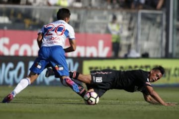 Futbol, Colo Colo vs Universidad Catolica
Quinta fecha, campeonato de Clausura 2016/17
El jugador de Colo Colo Andres Vilches, derecha, disputa el balon con Carlos Lobos de Universidad Catolica durante el partido de primera division en el estadio Monumental de Santiago, Chile.
04/03/2017
Andres Pina/Photosport
*************

Football, Colo Colo vs Universidad Catolica
Fifth date, Clousure Championship 2016/17
Colo Colo's player Andres Vilches, right, battles for the ball against Carlos Lobos of Universidad Catolica during the first division football match at the Monuemnatl stadium in Santiago, Chile.
04/03/2017
Andres Pina/Photosport