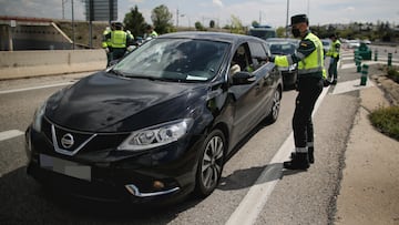 Un agente de la Guardia Civil da el alto a un vehículo