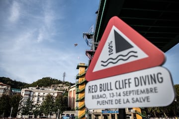Constantin Popovici (RUM) salta desde la plataforma ubicada en el Puente de la Salve de Bilbao, sede de la final mundial de la competición.