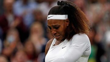 Serena Williams se lamenta tras su abandono en Wimbledon 2021 tras una lesi&oacute;n en la pierna.