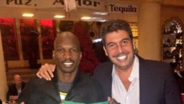 Chad Ochocinco con El&iacute;as Ayub