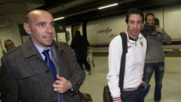 EL SEVILLA, A LA VIEJA USANZA. La huelga de IBERIA forzó al Sevilla a suspender su vuelo a Barcelona y a viajar a la vieja usanza, esto es en tren. Los de Emery (en la imagen con Monchi) tomaron un tren a Madrid y de ahí a Barcelona.