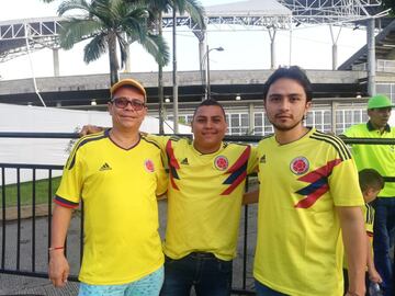 Los aficionados acuden al estadio Hernán Ramírez Villegas para el partido de Colombia frente a Venezuela por la cuarta fecha del Torneo Preolímpico.