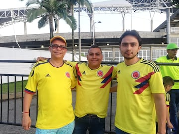 Los aficionados acuden al estadio Hernán Ramírez Villegas para el partido de Colombia frente a Venezuela por la cuarta fecha del Torneo Preolímpico.