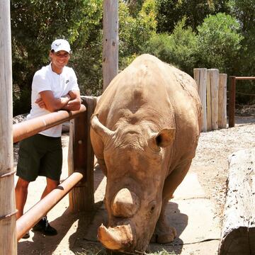 Otra instantánea de Rafa Nadal, en el zoo de Victoria junto a un rinoceronte.
