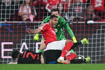 Vangelis Pavlidis se escapa para encarar a Wojciech Szczesny y Pau Cubars, derriba al delantero del Benfica siendo el ltimo defensor en el borde del rea.