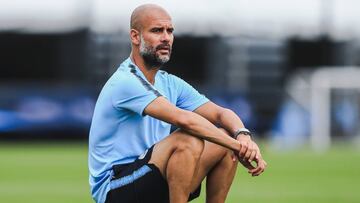 NEW YORK, NY - JULY 23: Manchester City manager Pep Guardiola sits on a football to watch the training session at New York City CFA on July 23, 2018 in New York, New York. (Photo by Matt McNulty - Manchester City/Man City via Getty Images)
 PUBLICADA 05/0