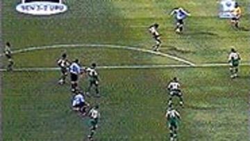 <b>URUGUAY</B>. Forlán hizo un gran partido pero no fue suficiente.