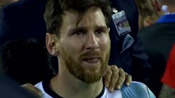La frustración que siente Messi en sus mayores descalabros con Argentina han dejado fotos memorables, una de ellas fue tras caer en la Final de la Copa América Centenario ante Chile. 