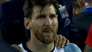La frustración que siente Messi en sus mayores descalabros con Argentina han dejado fotos memorables, una de ellas fue tras caer en la Final de la Copa América Centenario ante Chile.