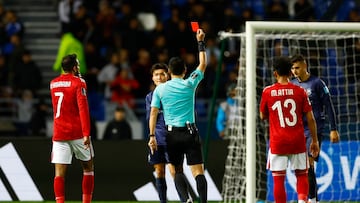 El árbitro Ma Ning expulsa a Mitchell durante el Al Ahly-Auckland City.