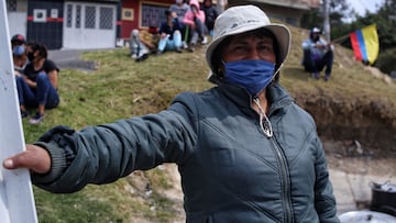 Mujer de escasos recursos en un barrio de Bogotá