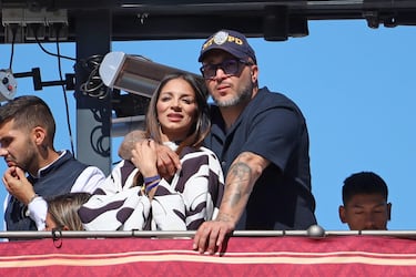 Kiko Rivera y Lola García en un balcón para ver las procesiones de Semana Santa.