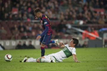 3-0. Jugada del penalti que Enzo Roco hizo a Neymar. Messi marcó desde los once metros.