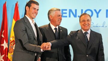 Gareth Bale, Carlo Ancelotti y Florentino P&eacute;rez en un acto institucional de la Comunidad de Madrid en enero de 2015.