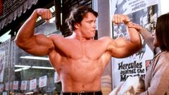 El primer largometraje de Arnold Schwarzenegger, con 22 años. Un actor de doblaje puso voz al personaje de Schwarzenegger en su versión original en inglés debido al marcado acento austríaco del actor. En los créditos aparece como Arnold Strong 'Mr. Universe' por su largo apellido y en referencia a sus logros como culturista.
