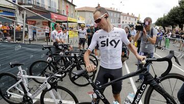 FRA03 SAINT-GIRONS (FRANCIA) 14/07/2017.- El ciclista brit&aacute;nico Christopher Froome del Sky antes del comienzo de la 13&ordf; etapa del Tour de Francia en Saint-Girons (Francia) hoy, 14 de julio de 2017. EFE/Guillaume Horcajuelo