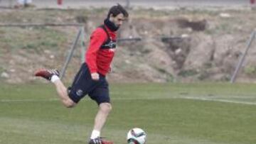 Pareja, durante un entrenamiento con el Sevilla. 