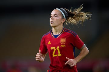 Claudia Zornoza: la historia de Zornoza es la de los finales felices. No fue precoz su carrera pero a sus 32 años tiene en su mano jugar el primer Mundial con España. Su temporada en el Real Madrid ha sido brillante. Una centrocampista muy completa.