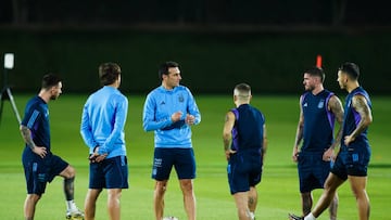 DOHA, QATAR - NOVEMBER 25: Lionel Scaloni head coach of Argentina gives instructions to his players during the Argentina Training Session at Al Khor SC on November 25, 2022 in Doha, Qatar. (Photo by Khalil Bashar/Jam Media/Getty Images)