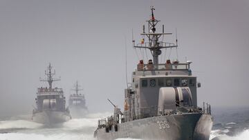 This undated handout photo released by the South Korea Navy on November 10, 2009 in Seoul shows high-speed patrol boats armed with canons and machine guns.  A North Korean patrol boat was set ablaze after exchanging fire with South Korea's navy on November 10, 2009, Seoul officials said, as tensions rose a week before a scheduled US presidential visit. RESTRICTED TO EDITORIAL USE     AFP PHOTO / HO / South Korean Navy
