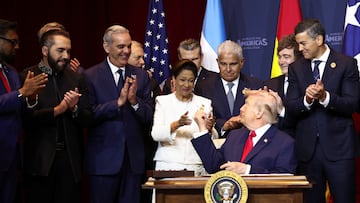 El presidente de Estados Unidos, Donald Trump, reacciona tras firmar el documento "Compromiso para combatir la actividad delictiva de los cárteles", junto a la primera ministra de Trinidad y Tobago, Kamla Persad-Bissessar, el presidente de Paraguay, Santiago Peña, el presidente de Panamá, José Raúl Mulino, el presidente de la República Dominicana, Luis Abinader, el presidente de Argentina, Javier Milei, y el secretario de Defensa de Estados Unidos, Pete Hegseth, durante la cumbre «Escudo de las Américas» celebrada en Miami, Florida (Estados Unidos), el 7 de marzo de 2026.