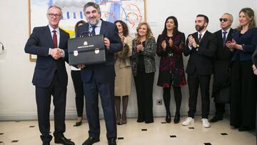 El nuevo ministro de Cultura y Deporte, Jos&eacute; Manuel Rodr&iacute;guez Uribes, posa con la cartera de su ministerio tras recibirla de su predecesor, Jos&eacute; Guirao.