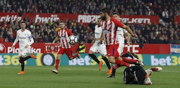 0-3. Sergio Rico hizo penalti a Diego Costa. 0-3. Griezmann marcó desde los 11 metros el tercer gol.