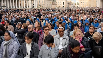 Una mujer reza el rosario tras la muerte del Papa Francisco, a 21 de abril de 2025, en la Ciudad del Vaticano, Roma (Italia). El Papa Francisco ha fallecido a las 7.35 horas de este lunes 21 de abril, a la edad de 88 a?os, en su residencia de la Casa Santa Marta del Vaticano. El cardenal Kevin Farrell, Camarlengo de la C¨¢mara Apost¨®lica, fue el encargado de anunciar en un v¨ªdeo, acompa?ado del secretario de Estado, Pitro Parolin, y el sustituto de la secretaria de Estado, Edgar Pe?a Parra, desde la Casa Santa Marta el fallecimiento del Papa Francisco.
21 ABRIL 2025
Stefano Spaziani / Europa Press
21/04/2025