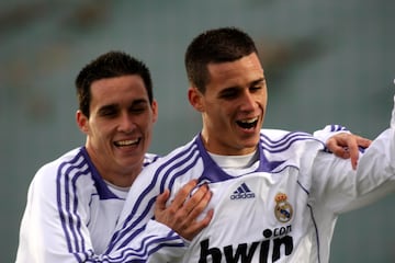 José y Juanmi llegarón a las categorías inferiores del Real Madrid en 2002 donde fueron ascendiendo hasta que en la temporada 07/08 consiguen llegar al Castilla en Segunda División B. José fue un jugador clave para José Mourinho en la etapa del portugués como entrenador del Real Madrid. Jugó 5 partidos con la selección Española. Juanmi tuvo una carrera más modesta jugando varios años en Segunda División.