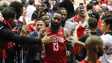 James Harden saluda a los aficionados tras un partido