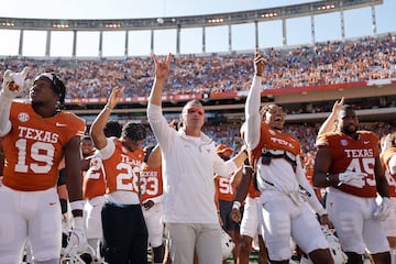 Head coach Steve Sarkisian of the Texas Longhorns sings the Eyes of Texas with the team 