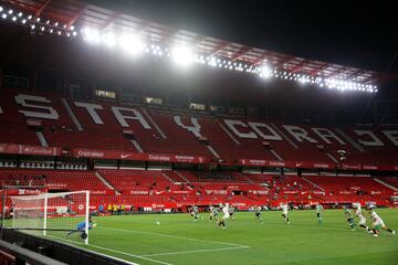 La COVID-19 interrumpió el día de todos y hasta lo más cotidiano se vio frenado por esta pandemia mundial. El fútbol, “lo más importante de lo menos importante” como diría Valdano también se vio afectada. LaLiga echaba el telón el 12 de marzo tras una reunión entre la patronal, la Federación y la AFE. Un duro golpe para una de las mayores industrias del país. No fue hasta el 11 de junio, tres meses después, cuando el balón volvió a rodar por los campos del fútbol español. Un siempre apetecible Sevilla-Betis dio el pistoletazo de salida en este reinicio. 