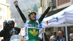 El ciclista navarro Mikel Nieve celebra su victoria en el Memorial Valenciaga de 2007 en las filas del Caja Rural.