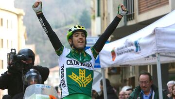 El ciclista navarro Mikel Nieve celebra su victoria en el Memorial Valenciaga de 2007 en las filas del Caja Rural.