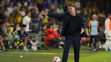 Luis Carrión, entrenador de Las Palmas, durante el partido de LaLiga EA Sports contra el Real Madrid.