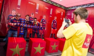 La afición del Barça disfruta de las instalaciones de la fan zone en el antiguo Matadero de Madrid.