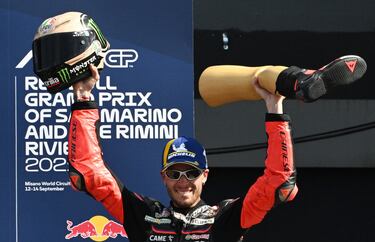 Marco Bezzecchi en el podio del Gran Premio de San Marino de MotoGP.