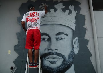 El artista Aru pinta un mural de Neymar antes de ser presentado como jugador del Santos.