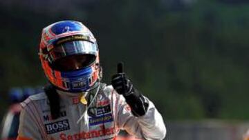 <b>CONTRASTE. </b>Button celebra su pole con Hamilton en segundo plano.