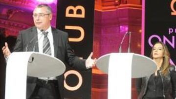 <b>PREMIO ONDAS.</b> Michael Robinson recogió en Barcelona el galardón por su programa 'Informe Robinson'.