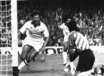 Van Basten celebra un gol con el Milan.