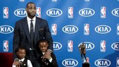 LeBron James con sus dos hijos durante la ceremonia del premio MVP.