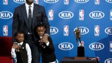 LeBron James con sus dos hijos durante la ceremonia del premio MVP.