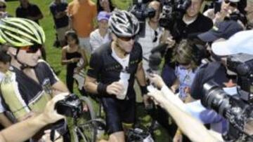 <b>AYER.</b> Armstrong atendió a la prensa tras participar en el Poweroffour (mountain bike) de Aspen.