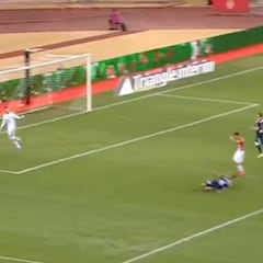 La jugada de la roja a Cesc por agresión sin balón en el 26'