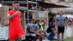 Javi Gal&aacute;n controla el bal&oacute;n durante el amistoso disputado ante Osasuna.