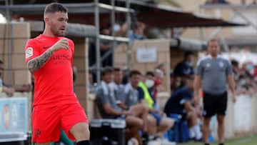 Javi Gal&aacute;n controla el bal&oacute;n durante el amistoso disputado ante Osasuna.